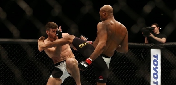 anderson-silva-dir-tenta-chute-alto-contra-michael-bisping-na-luta-principal-do-ufc-em-londres-neste-sabado-27-1456671275426_615x300