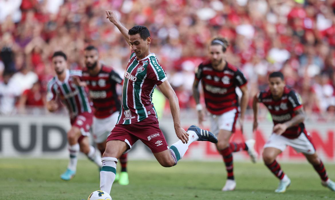 Em jogo quente, Santos goleia, ultrapassa Vasco na tabela e sai do Z4