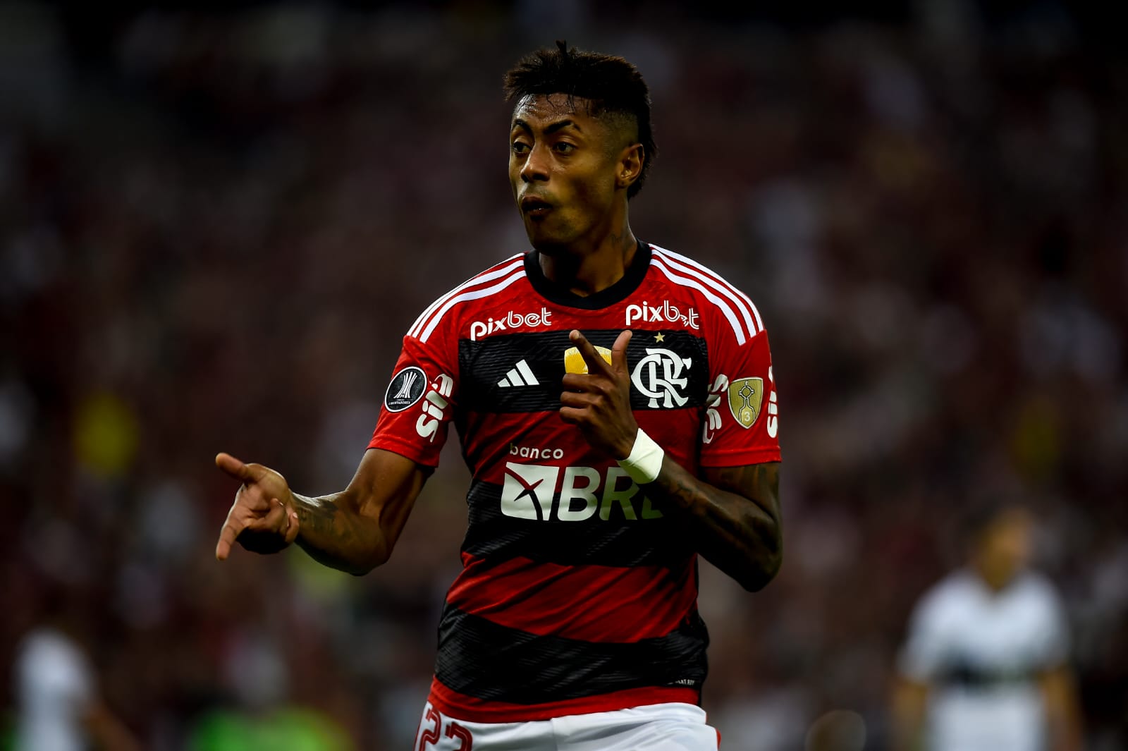 Enquanto no Flamengo ganha $250 mil, os milhões que Wesley